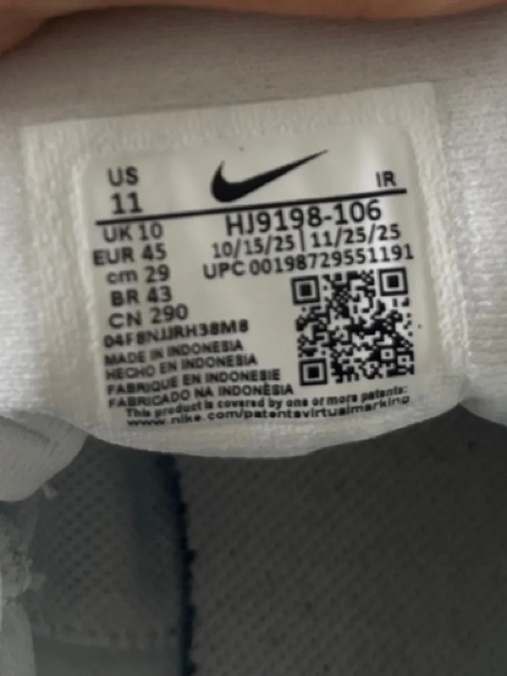 Nike Men’s Lightweight Sneakers in White and Orange